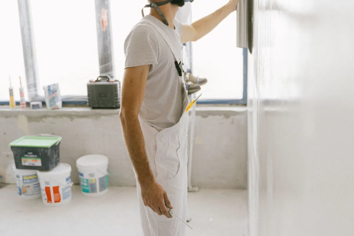 Artisan sur un chantier d'isolation phonique dans un logement en rénovation