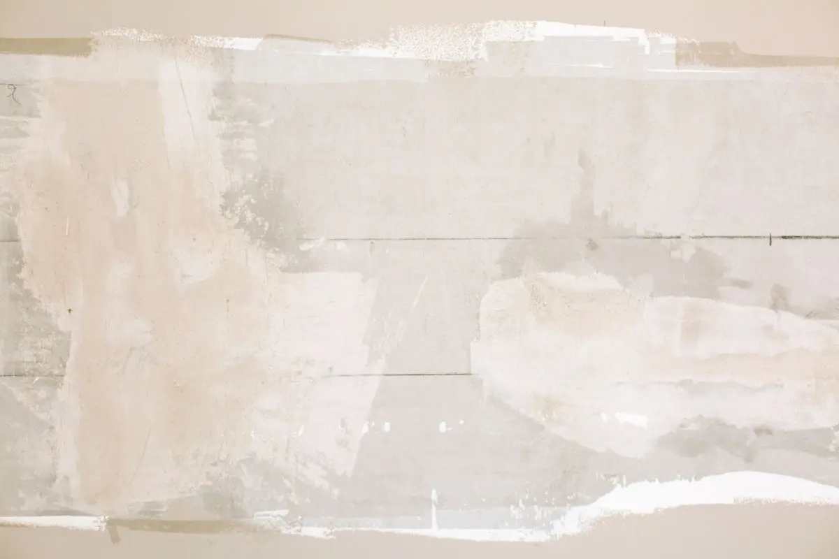 Mur en cours de préparation sur un chantier d'isolation phonique