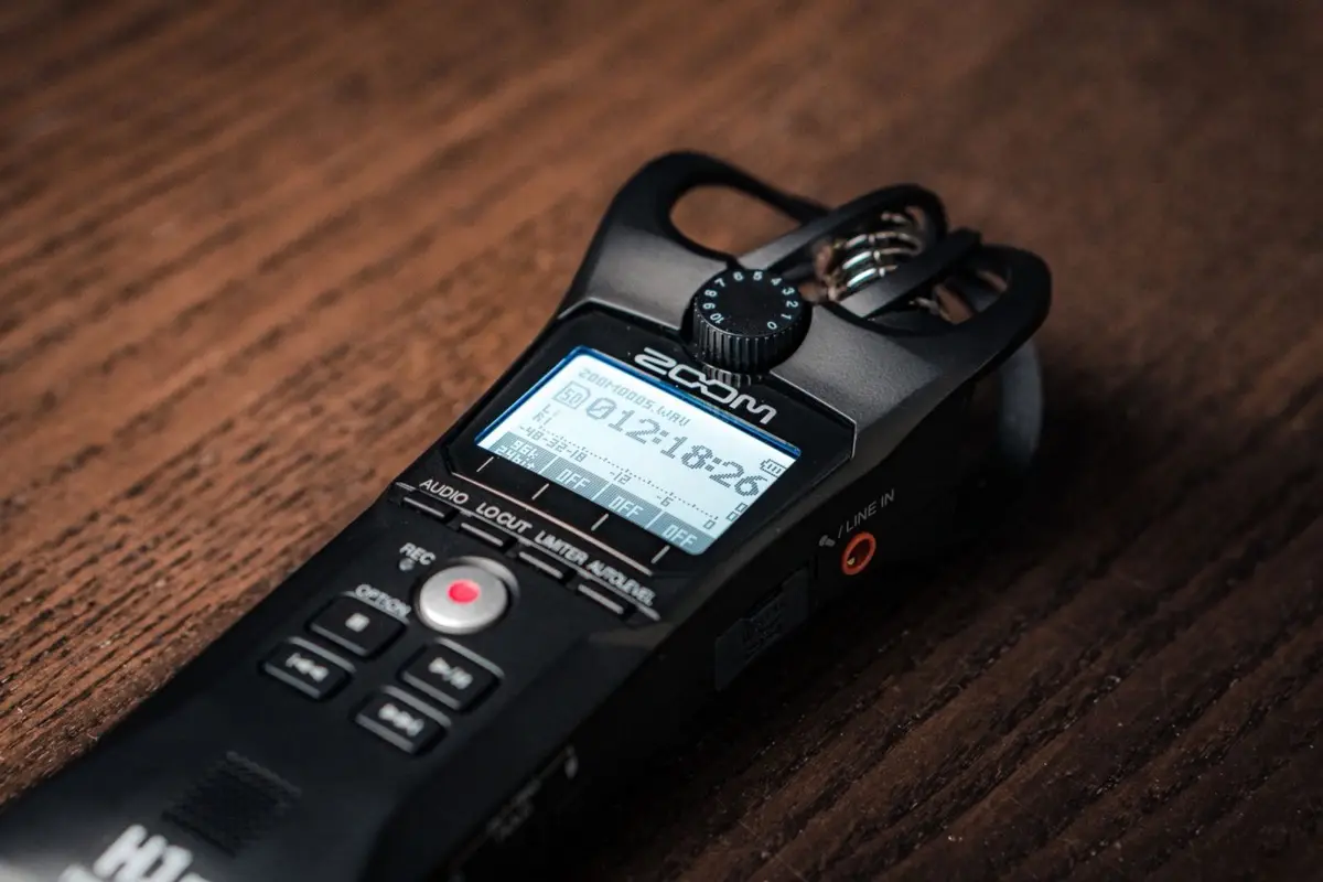 Enregistreur audio portable utilisé pour documenter un bruit dans un logement