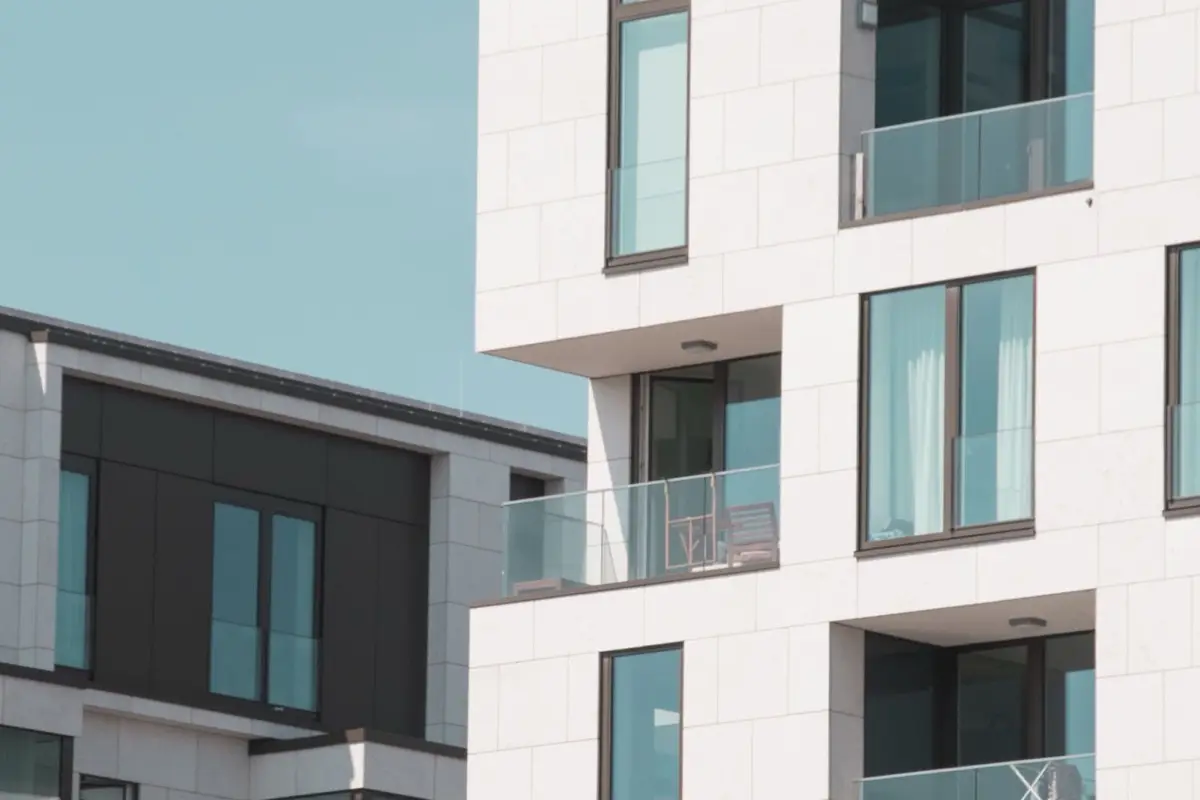 Façades d'immeubles résidentiels récents concernés par la réglementation acoustique