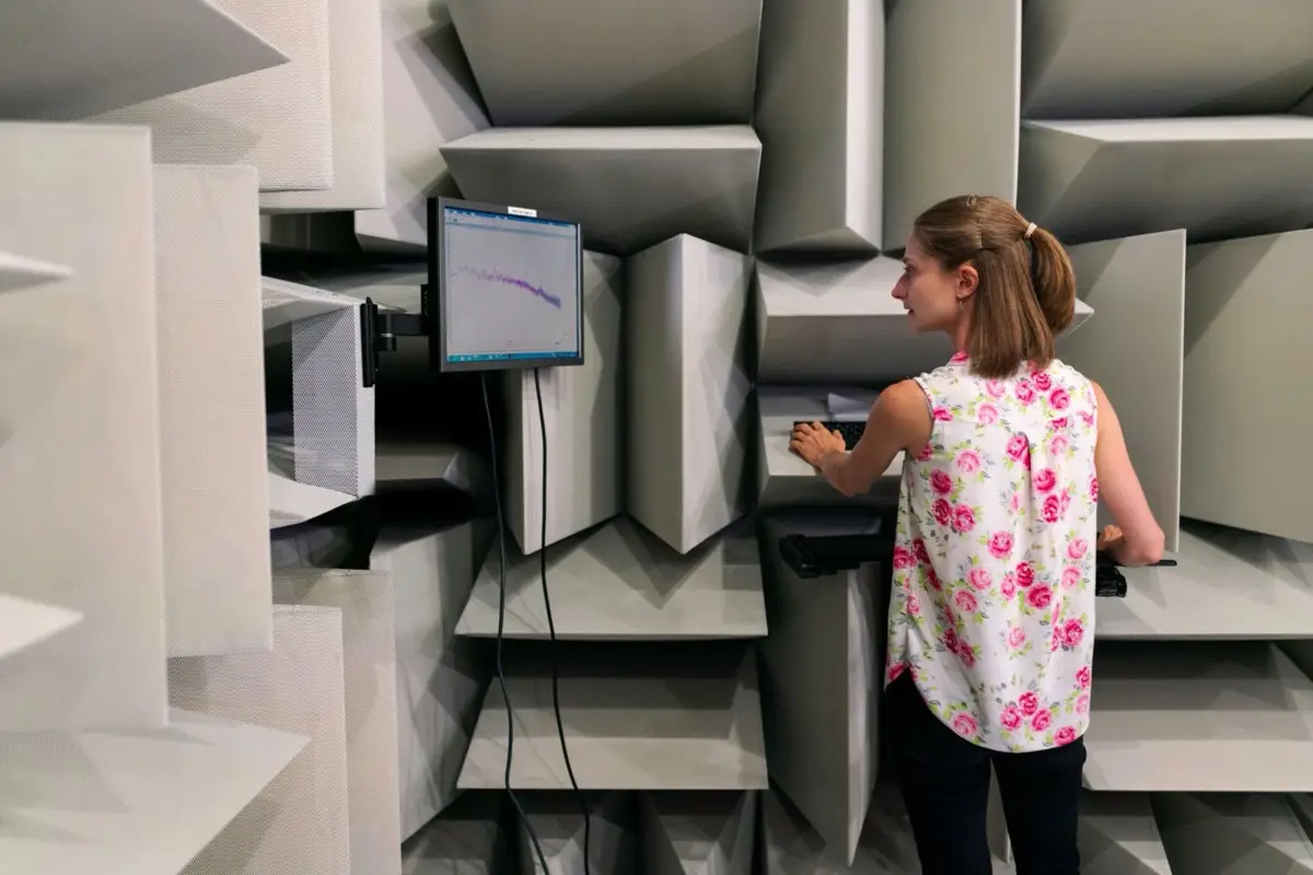 Ingénieure acousticienne réalisant des mesures sonores dans une chambre anéchoïque