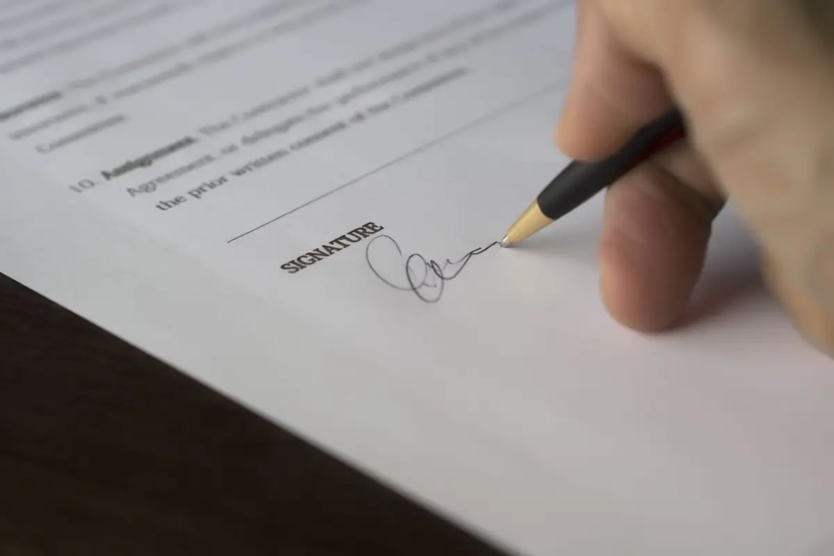 Main signant un contrat de travaux au stylo, garanties et recours à l'appui