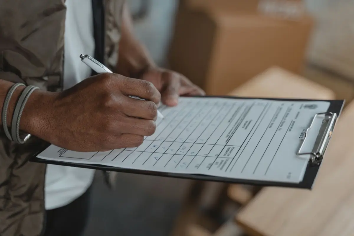 Professionnel remplissant une check-list de contrôle sur un porte-documents